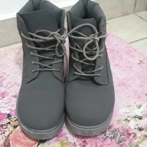 Boots - Picture 2 of 4